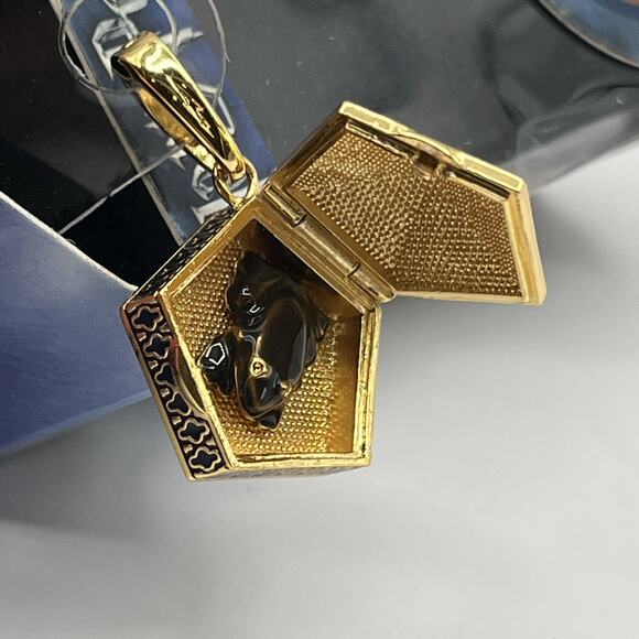 Harry PotterLumos HP Charm # 19 - Chocolate Frog DAMAGED BOX AS IS READ DESCRIPT - Picture 2 of 16